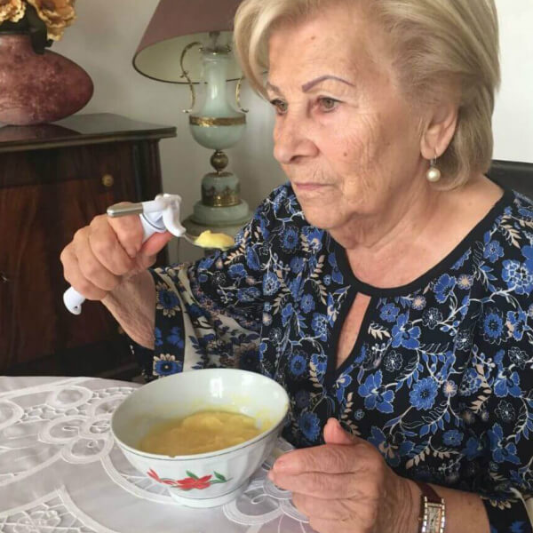 ELISPOON Self Stabilising Spoon Elderly Woman